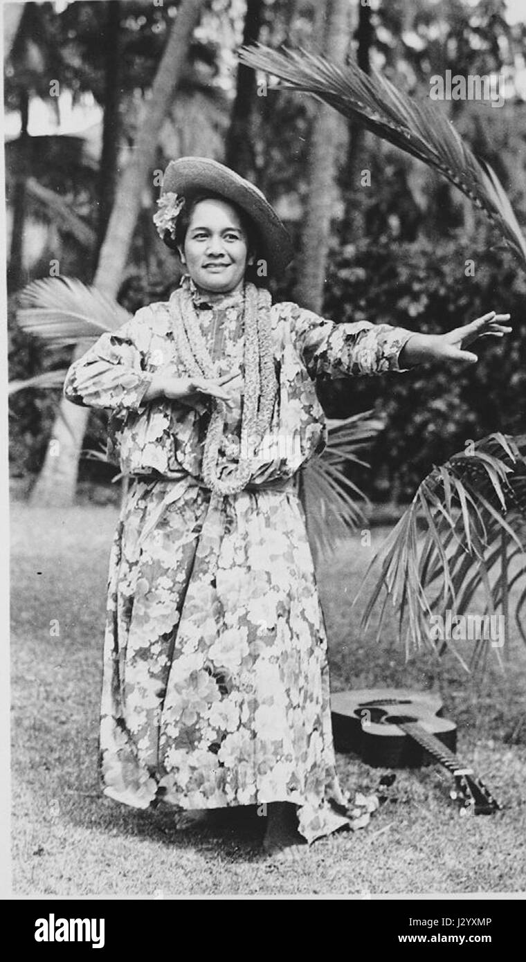 Il s'agit d'une photographie anonyme de Hilo Hattie, une chanteuse et artiste hawaïenne populaire, prise en 1941, la capturant au milieu de sa carrière. Banque D'Images