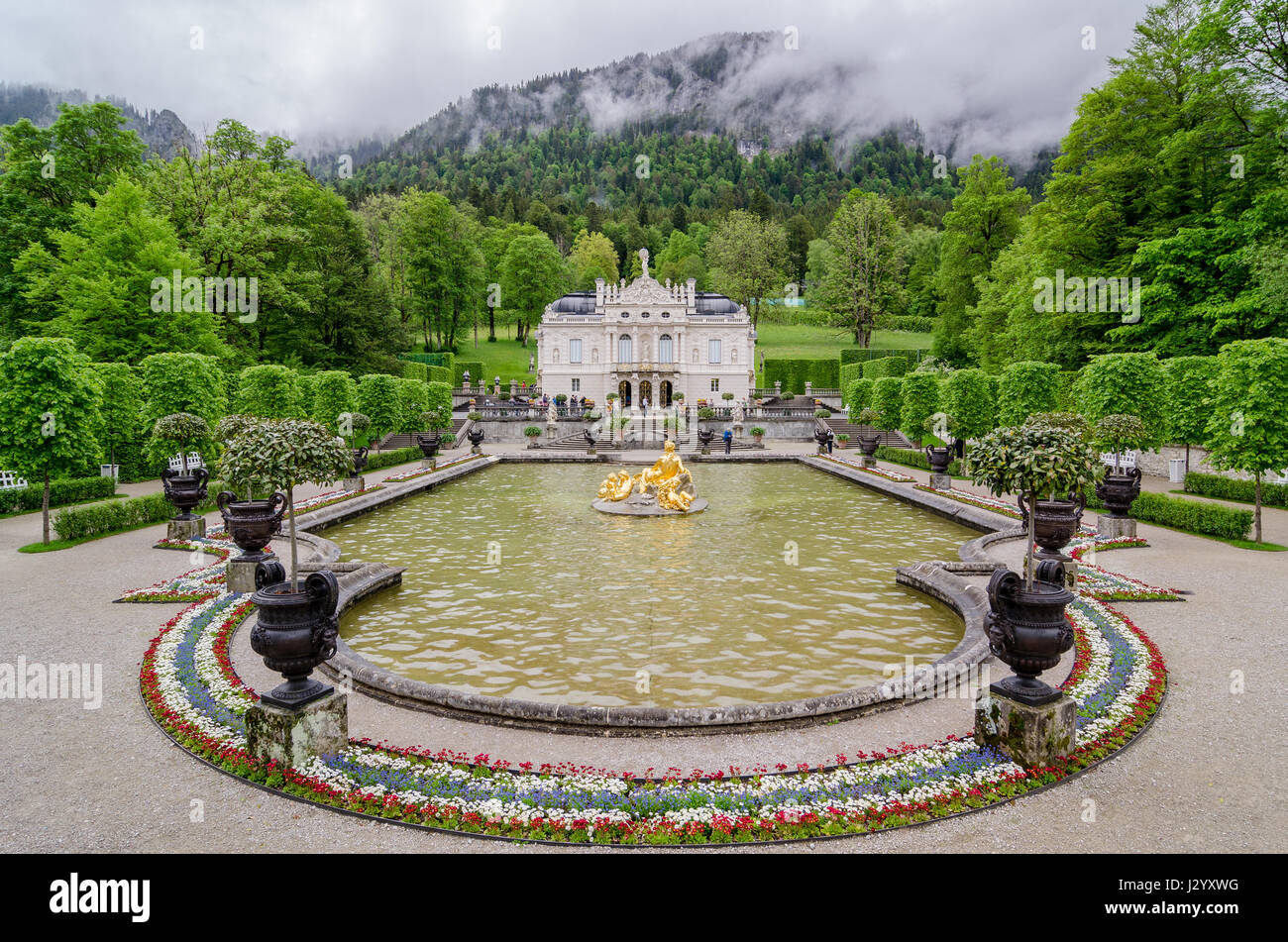 ETTAL, ALLEMAGNE - le 5 juin 2016 : Château de Linderhof est un château en Allemagne, dans le sud-ouest de la Bavière. C'est le plus petit des trois palais construit par le Roi L Banque D'Images