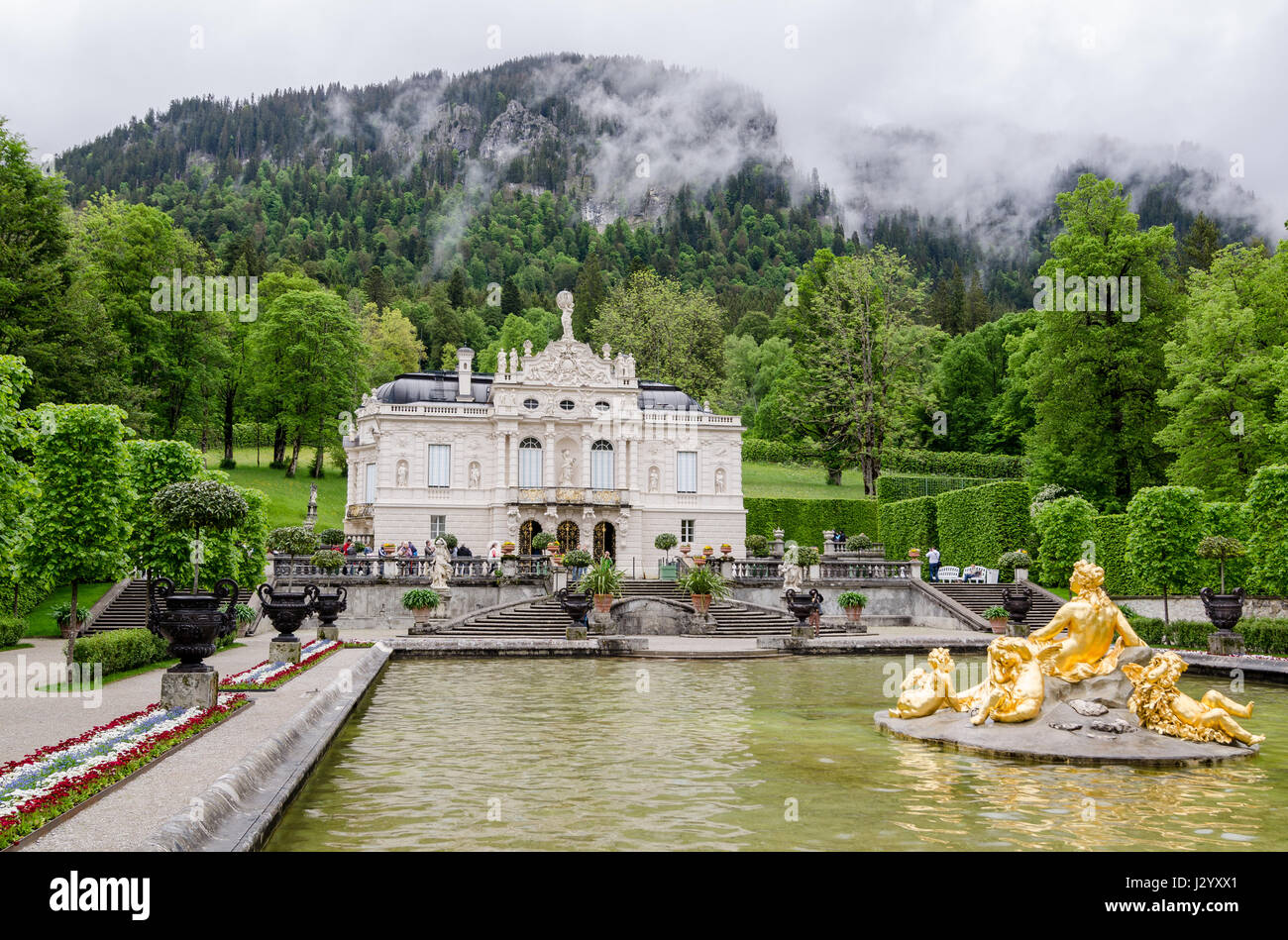 ETTAL, ALLEMAGNE - le 5 juin 2016 : Château de Linderhof est un château en Allemagne, dans le sud-ouest de la Bavière. C'est le plus petit des trois palais construit par le Roi L Banque D'Images
