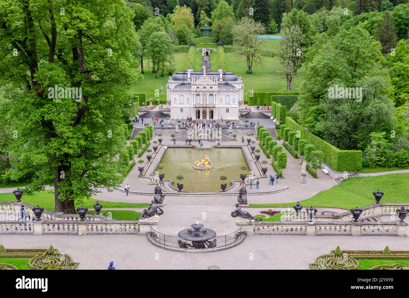 ETTAL, ALLEMAGNE - le 5 juin 2016 : Château de Linderhof est un château en Allemagne, dans le sud-ouest de la Bavière. C'est le plus petit des trois palais construit par le Roi L Banque D'Images