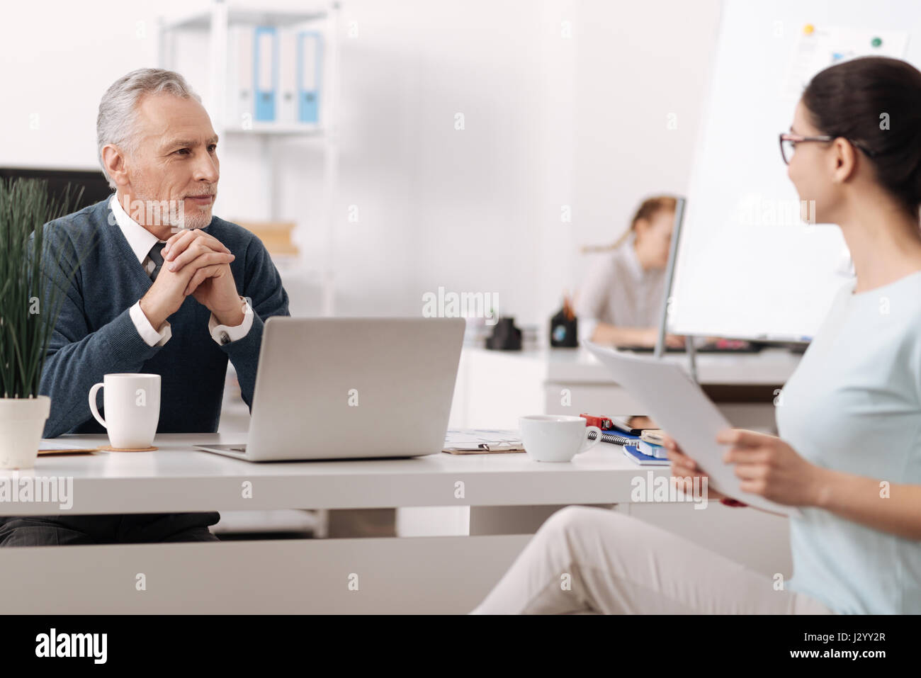 L'homme attentif genre mettre les coudes sur la table Banque D'Images