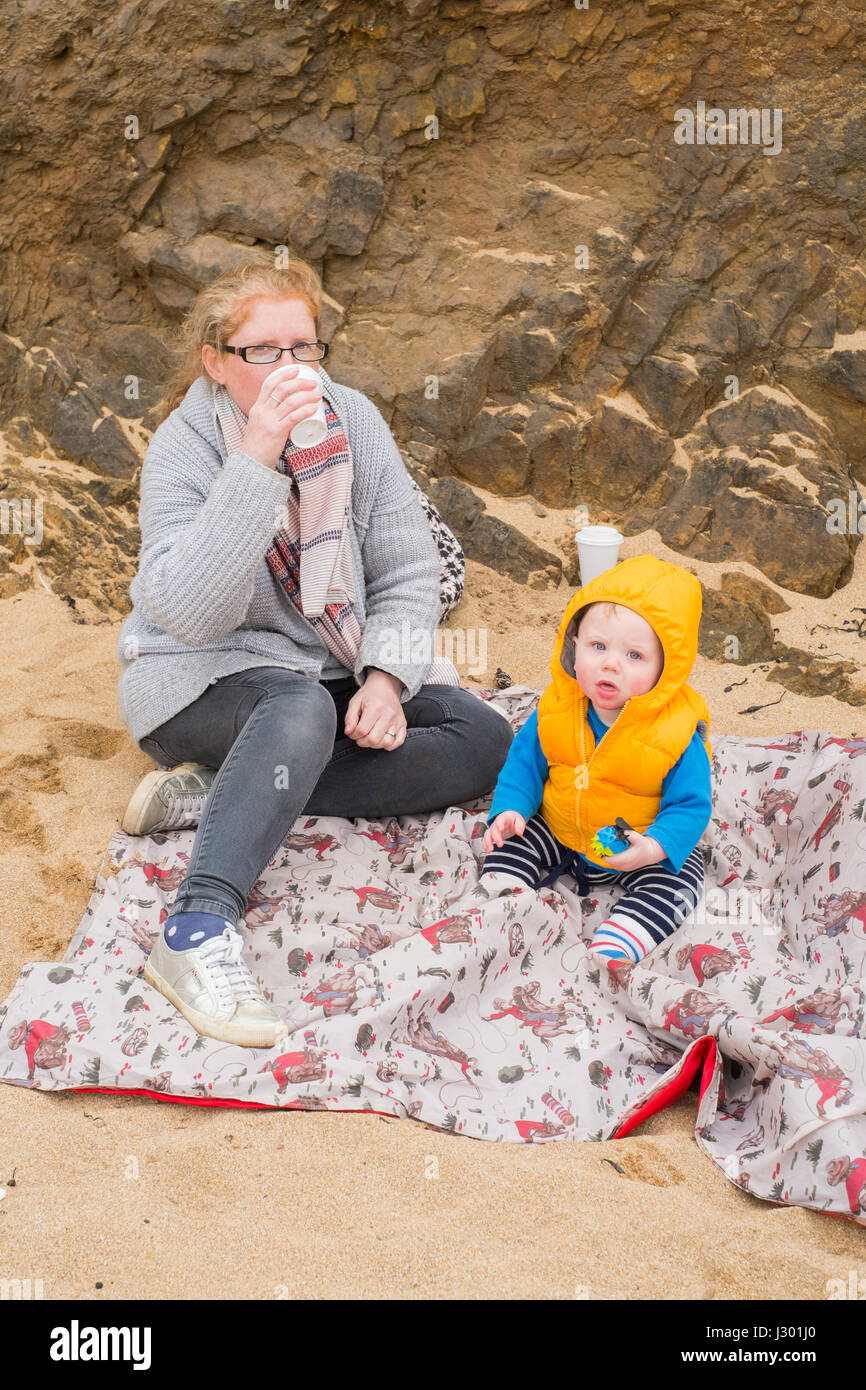 Huit mois du garçon et de sa mère à Hope Cove beach, Kingsbridge, Devon, Angleterre, Royaume-Uni Banque D'Images
