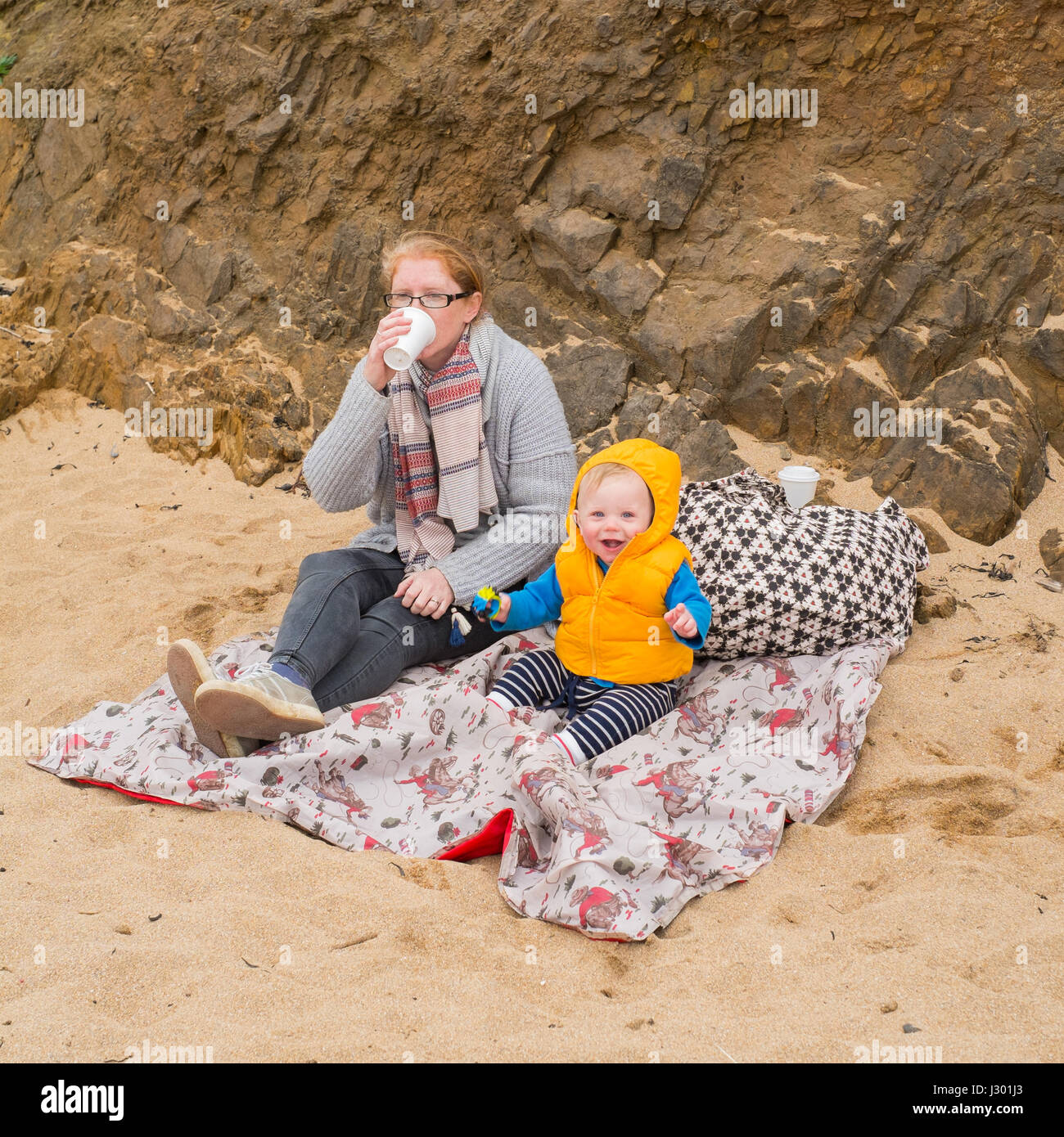 Huit mois du garçon et de sa mère à Hope Cove beach, Kingsbridge, Devon, Angleterre, Royaume-Uni Banque D'Images