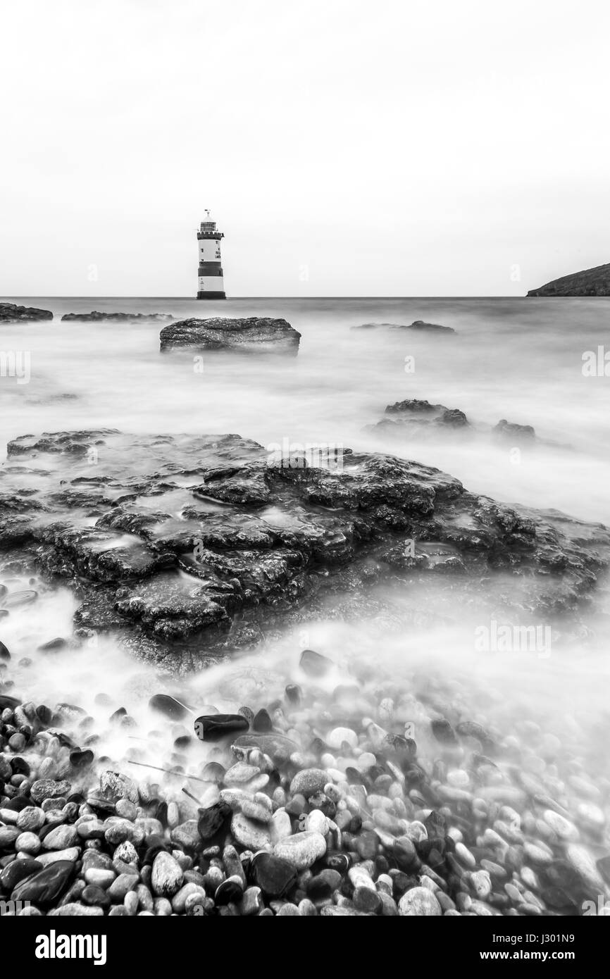 Du * 1963 : ouverture intégrale ou Penmon Point près de Dinmor entre Phare et Mediatice Ynys Penmon, ou l'île de macareux, à l'extrémité orientale d'Anglesey au nord du Pays de Galles. Banque D'Images