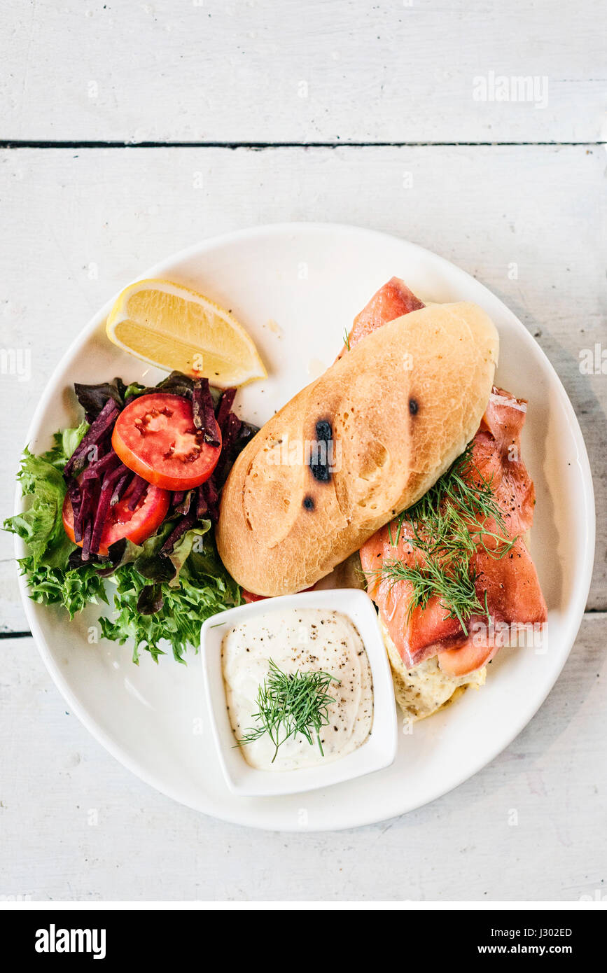 Frais et sain scandinaves sandwich au saumon fumé avec des œufs et de la crème sure set meal Banque D'Images