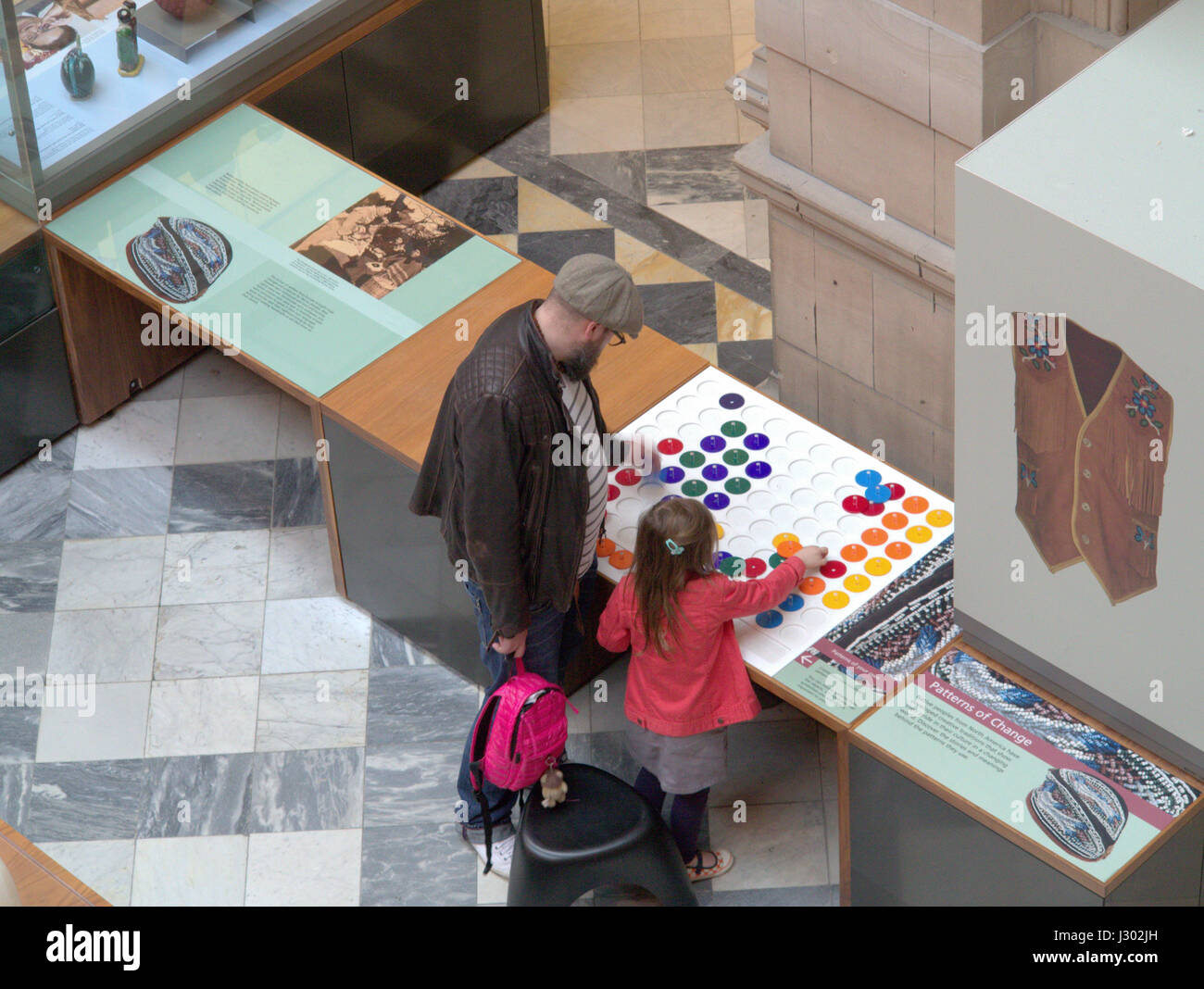 Glasgow Kelvingrove Museum and Art Galleries père et fille faire puzzle Banque D'Images