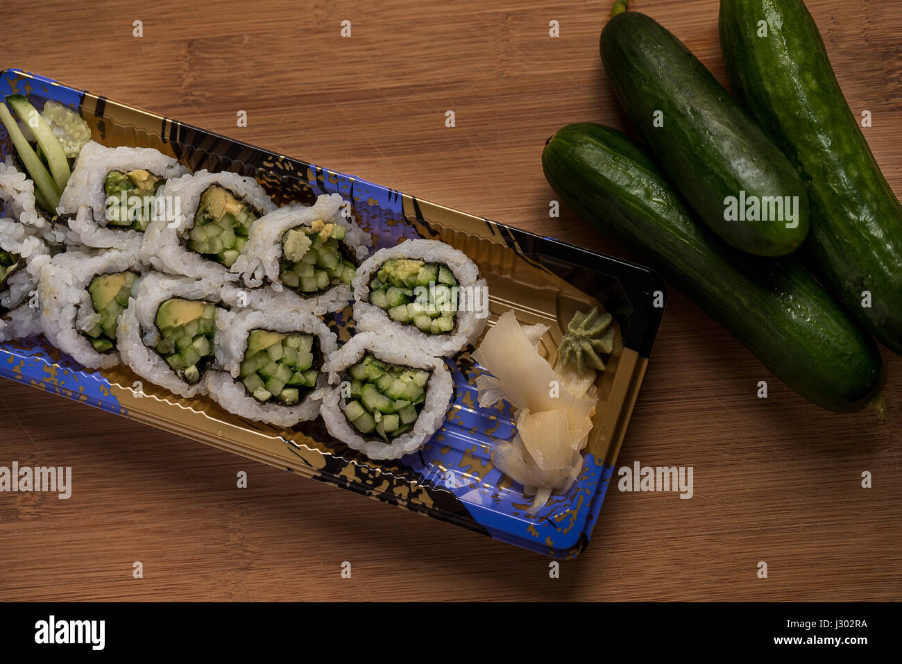 Un concombre et d'avocat sushi roll. Banque D'Images