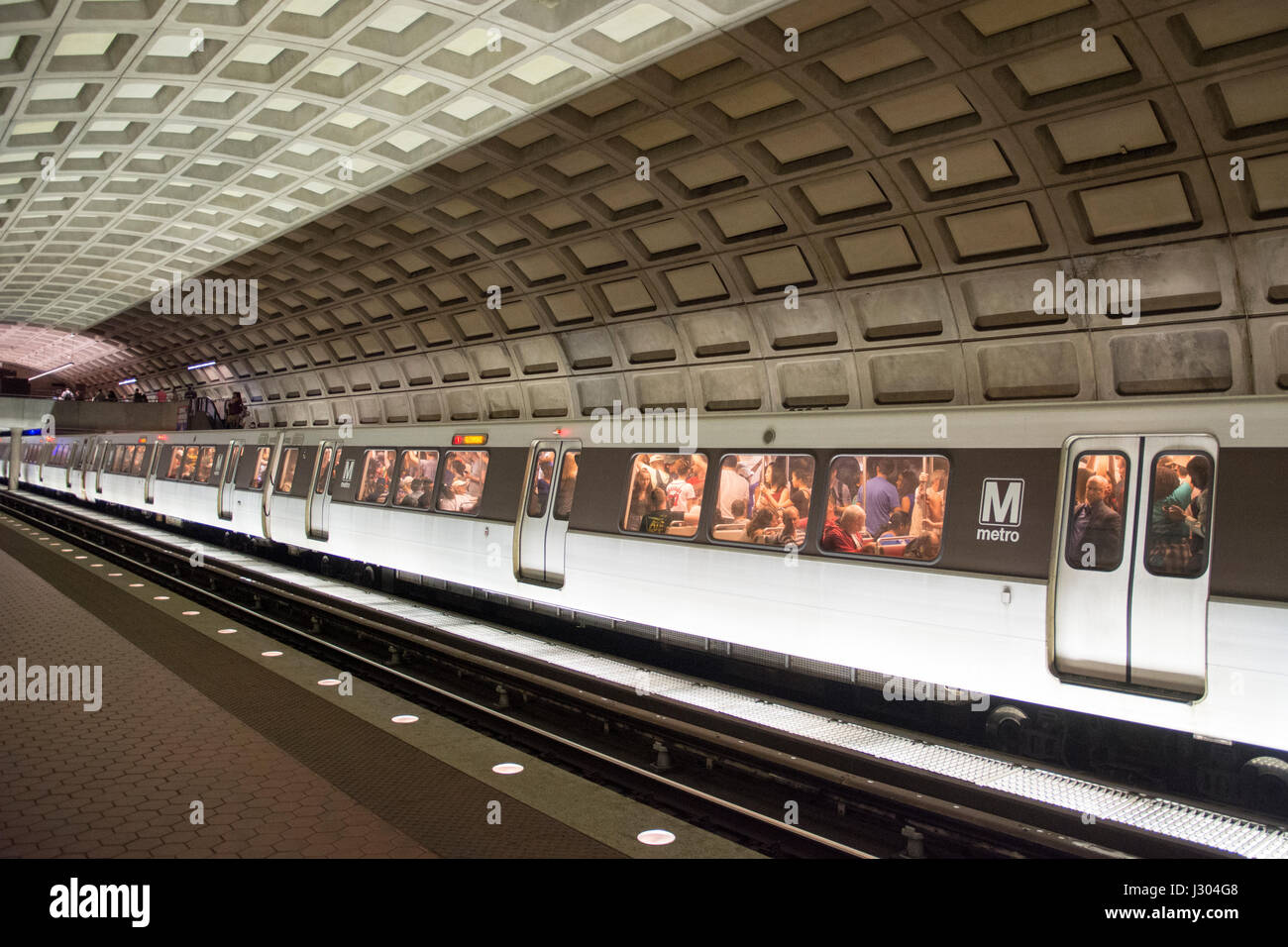 Un train de métro bondé attend dans la gare de Dupont Circle. Banque D'Images