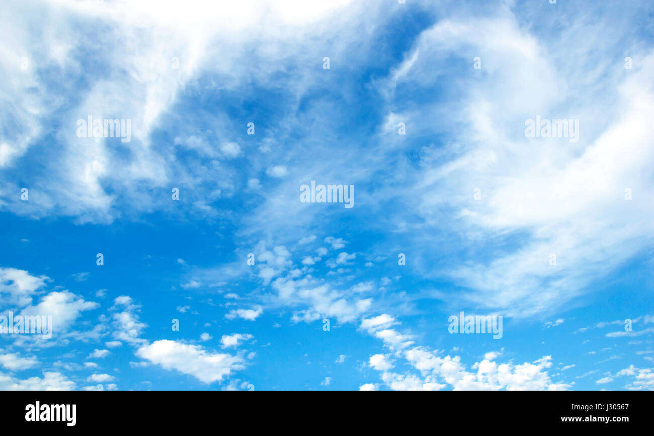 Ciel bleu nuages blancs abstrait d'une impression de fond texturé ciel ciel. Banque D'Images