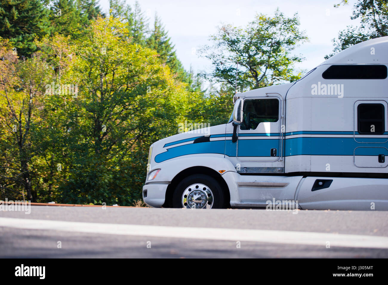 Profil d'aigle puissant d'un énorme semi-camion long-courrier - aigle avec un toit haut et un compartiment de couchage transporte la cargaison dans la route pittoresque Banque D'Images