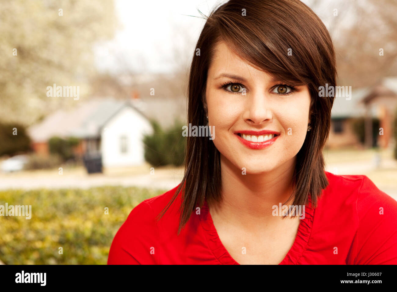 Beautiful happy caucasian woman smiling extérieur. Banque D'Images