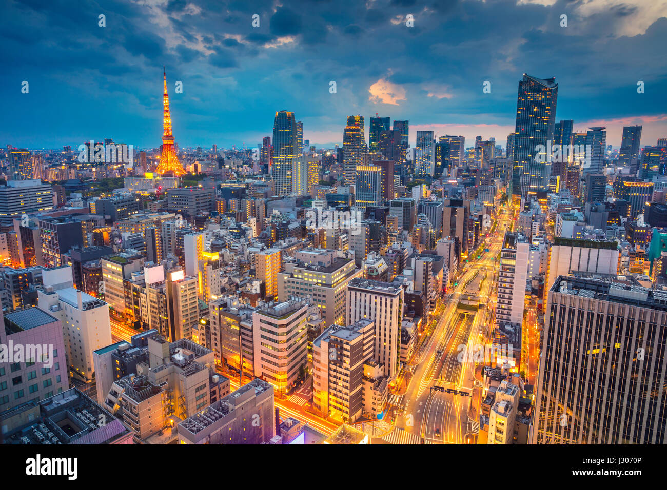 Tokyo. Cityscape de droit de Tokyo, au Japon pendant le coucher du soleil. Banque D'Images