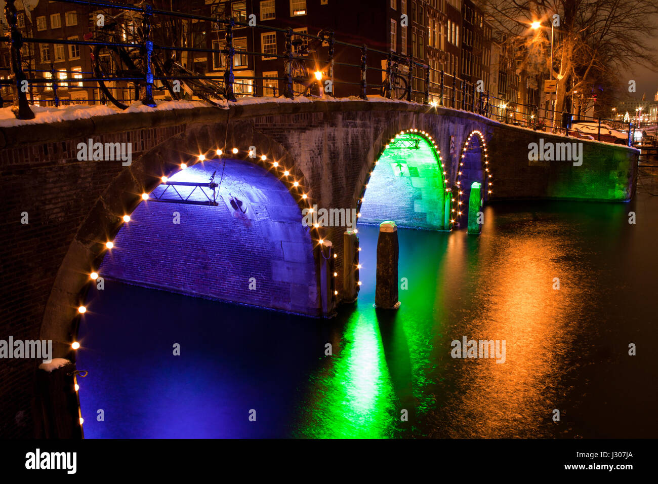 Pont canal plus éclairée à Amsterdam par nuit Banque D'Images