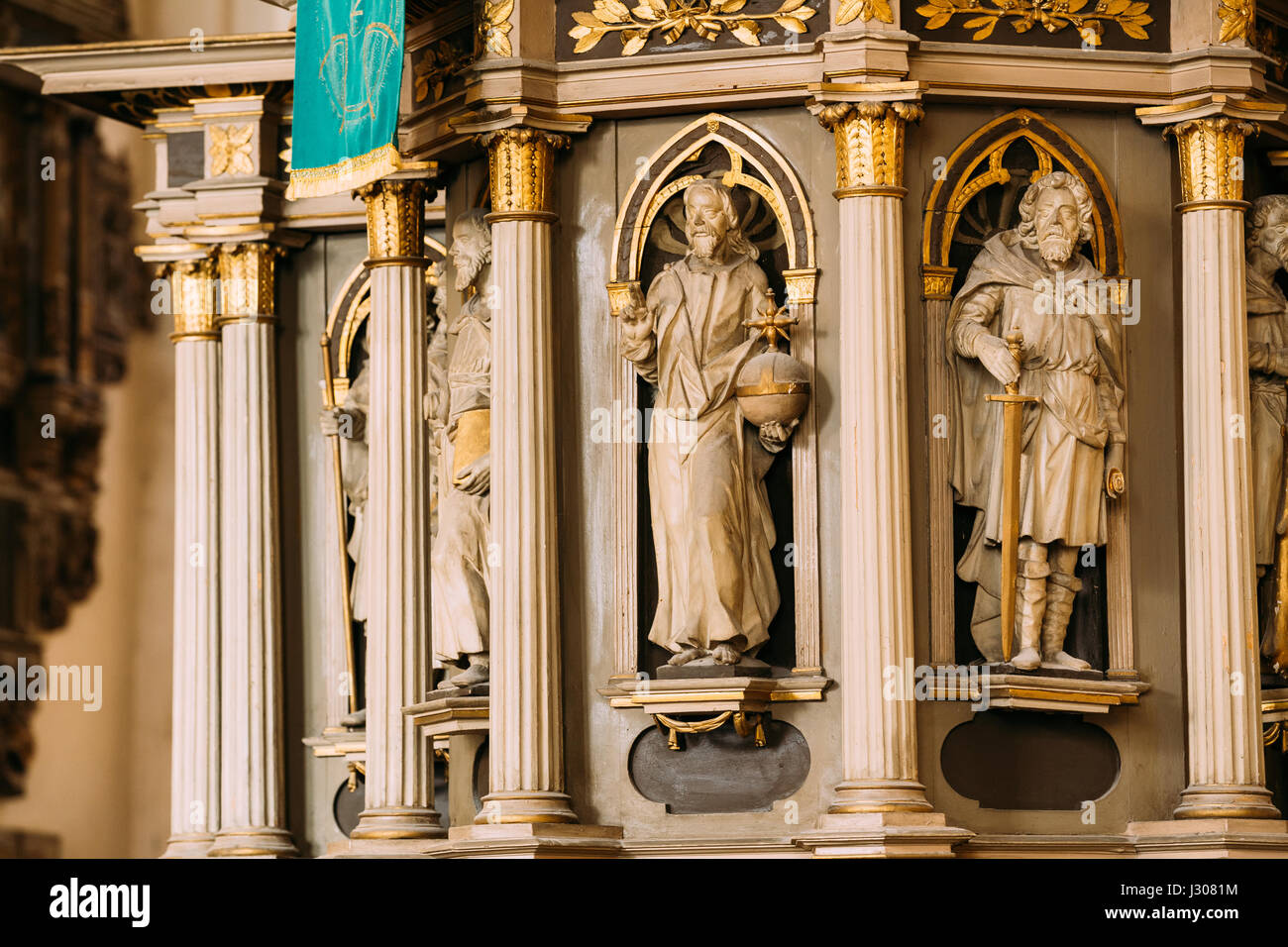 Riga, Lettonie - Juillet 2, 2016 : l'intérieur de la cathédrale de Riga Dome église cathédrale. Éléments décoratifs, statues sur la chaire. Piscine Banque D'Images
