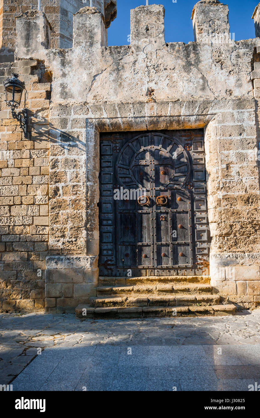 Entrée avec porte en bois à l'église de San Marcos à El Puerto de Santa Maria, province de Cadix, Andalousie, Espagne Banque D'Images