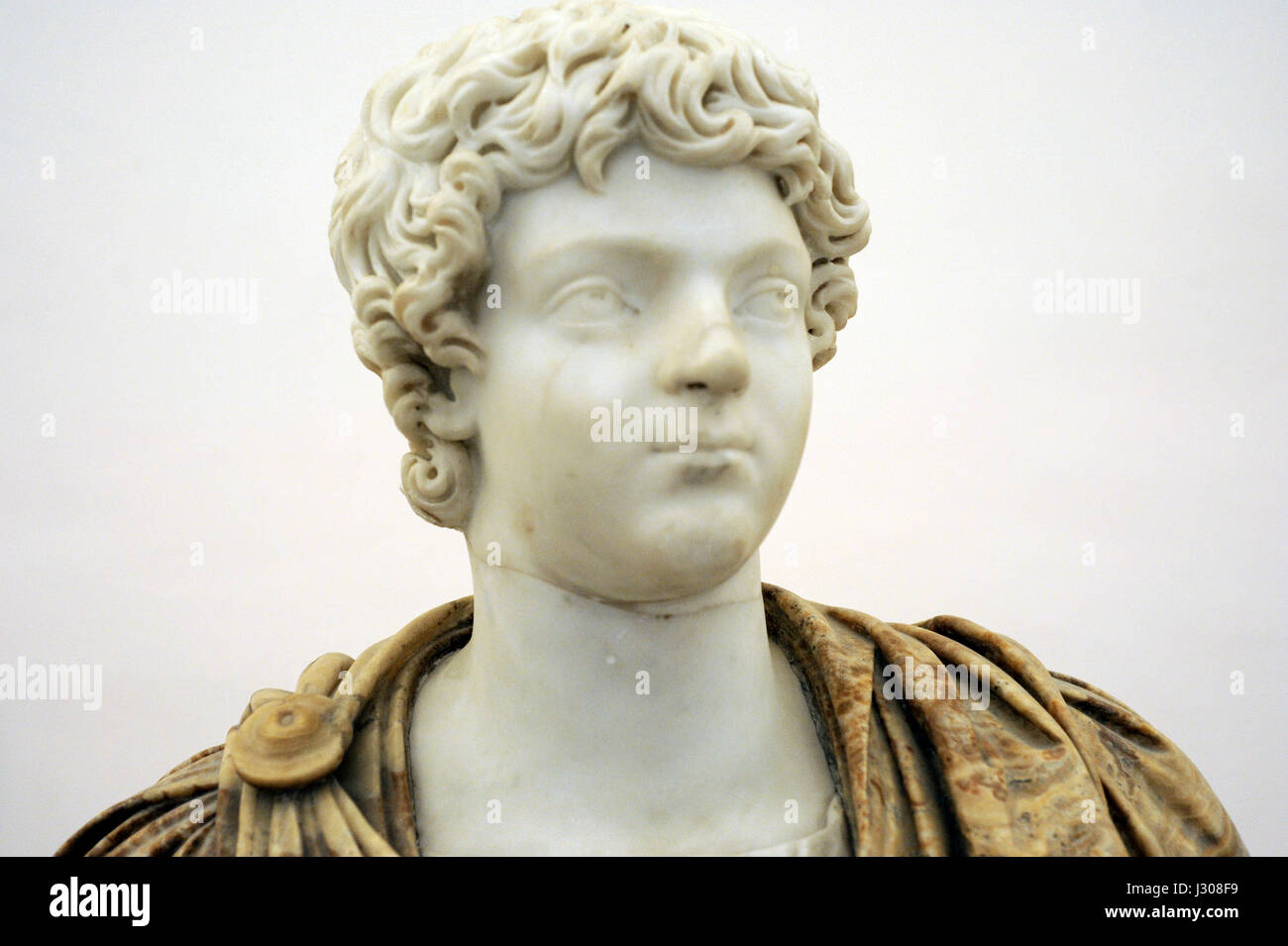 L'empereur romain Caracalla (188-217). En tant que jeune Caracalla situé dans un buste en albâtre moderne. 196-204 AD. Musée Archéologique National. Naples. L'Italie. Banque D'Images