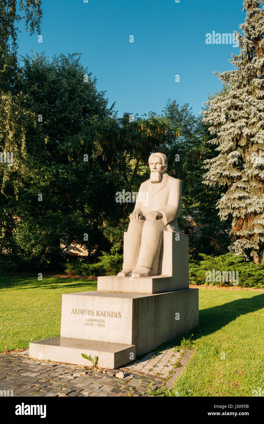 Riga, Lettonie - Juillet 2, 2016 : Monument à Latvian Compositeur, organiste, pédagogue, critique musical et chef d'orchestre Alfred Dans Kalnynsh City Park. Le Fondateur O Banque D'Images