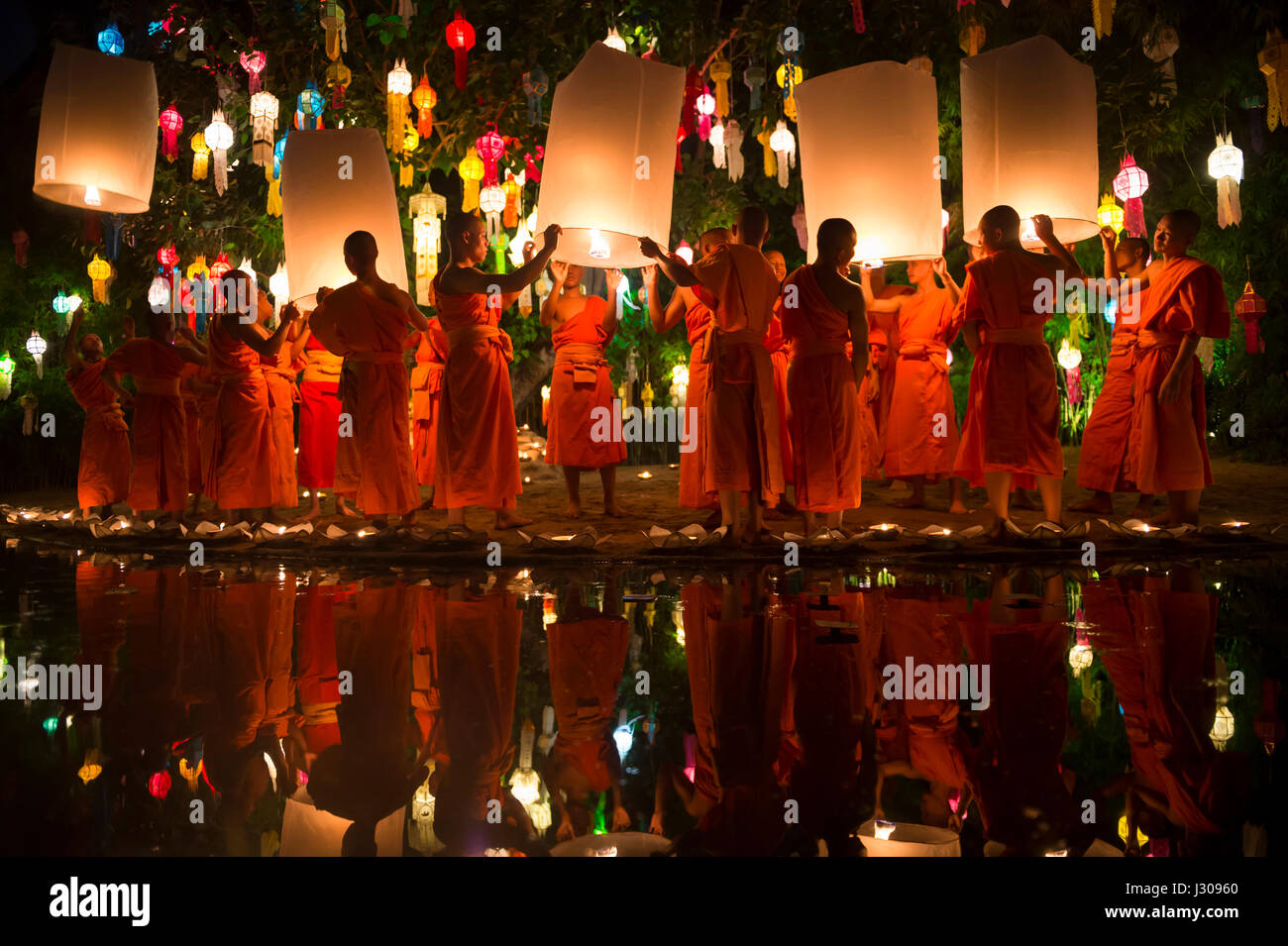 CHIANG MAI, THAÏLANDE - 7 NOVEMBRE 2014 : les jeunes moines bouddhistes en robe orange lancer sky lanternes lors de l'Assemblée Yi Peng festival. Banque D'Images