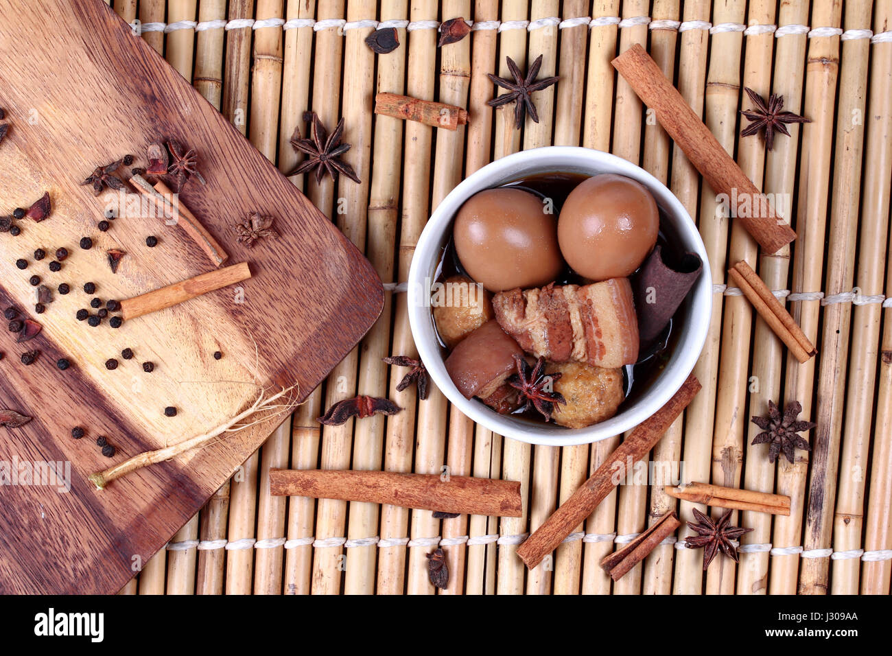 Thai Recettes : oeuf cuit en ragoût avec du tofu et entrelardées porc ,appelez Khai Palo en thaï, prendre une photo avec des herbes comme l'anis étoilé chinois ,cannelle,black peppe Banque D'Images