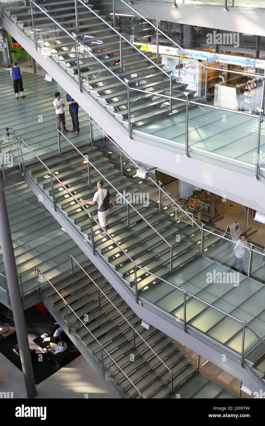 Allemagne, Cologne, escalier au terminal 2 de l'aéroport de Bonn-Cologne. Banque D'Images