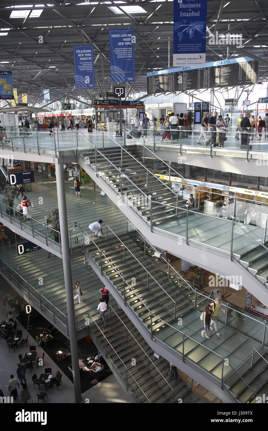 Allemagne, Cologne, escalier au terminal 2 de l'aéroport de Bonn-Cologne. Banque D'Images
