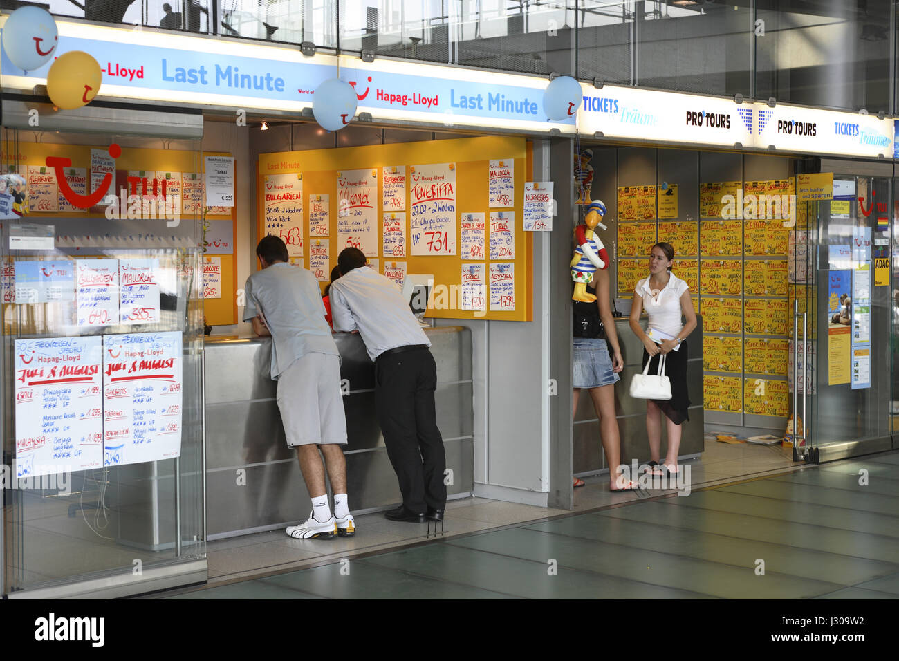 Allemagne, Cologne, des offices de tourisme au terminal 2 de l'aéroport de Bonn-Cologne. Banque D'Images