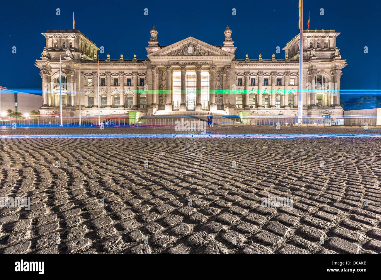 Classic vue panoramique de célèbre bâtiment du Reichstag, siège du Parlement allemand, allumé dans le magnifique crépuscule pendant heure bleue au crépuscule, Berlin Banque D'Images