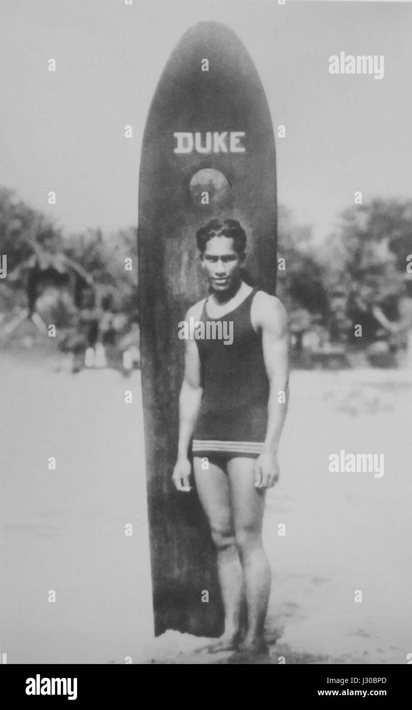 Photographie anonyme de Duke Paoa Kahanamoku with his surfboard Banque D'Images