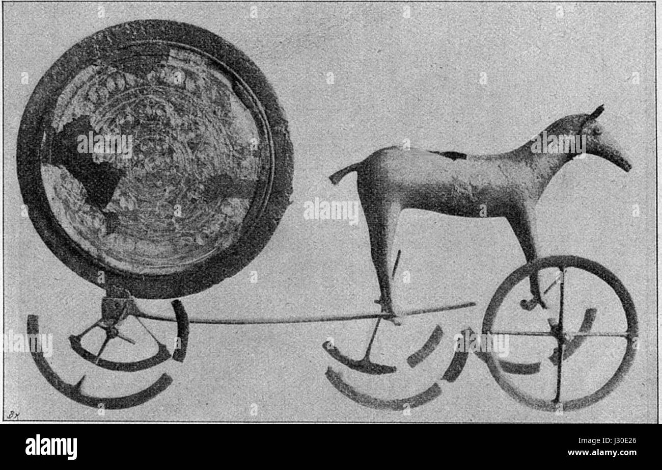 Le Bronzener Sonnenwagen, ou chariot solaire en bronze, est un artefact remarquable de l'âge du bronze nordique, datant d'environ 1400 av. J.-C.. Il dispose d'un char en bronze avec un symbole solaire, mettant en valeur les premières compétences artistiques et métallurgiques des peuples nordiques. L'artefact est important pour comprendre les rituels anciens et le culte du soleil dans l'Europe préhistorique. Banque D'Images