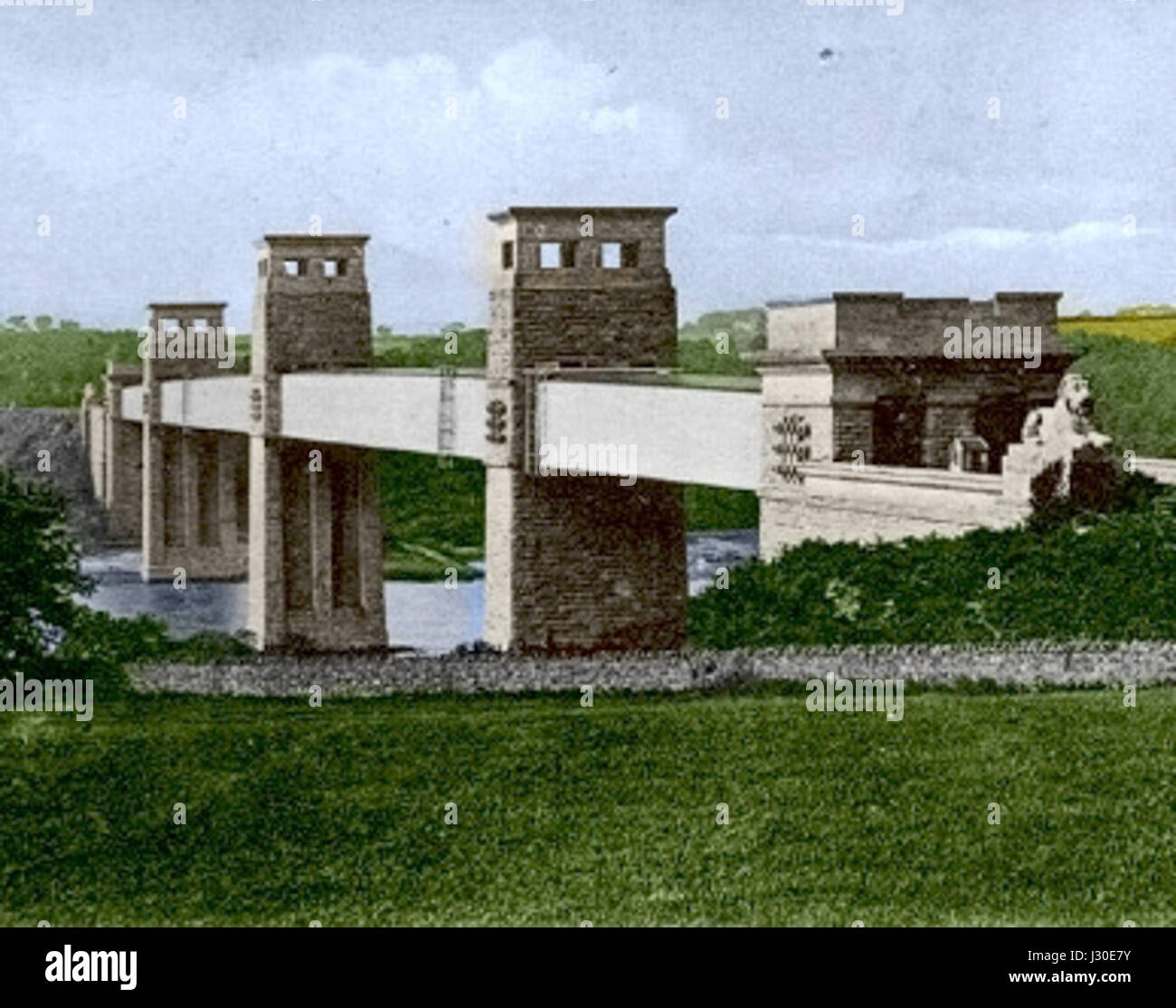 Le *Britanniabrücke* (pont Britannia) est un pont historique situé en Allemagne, souvent représenté sur des cartes postales anciennes. Le pont est connu pour sa conception technique et son emplacement pittoresque. Cette carte postale colorée capture son charme historique, montrant le pont comme un monument emblématique de l'histoire des infrastructures allemandes. Banque D'Images