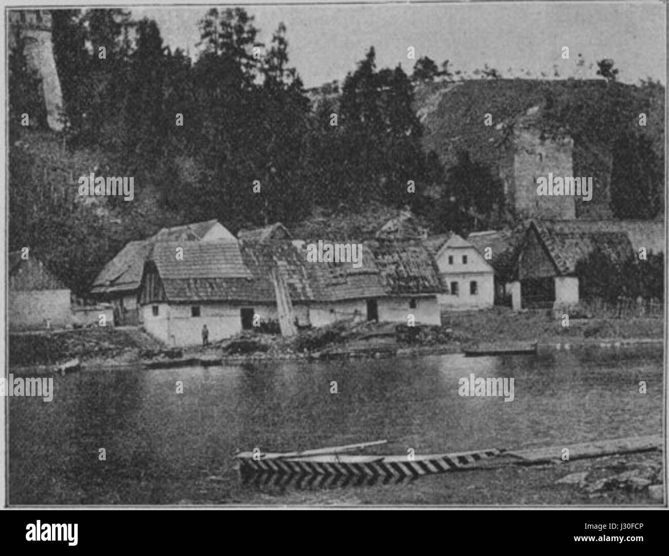 Le Cesky Sternberk est un château historique situé en République tchèque. La « rybarna » désigne un bâtiment ou une structure utilisé pour des activités liées à la pêche, probablement situé près d'une rivière ou d'un étang dans la région. La partie 'Sladek' peut faire référence à un individu spécifique ou à une figure historique associée au château. Banque D'Images