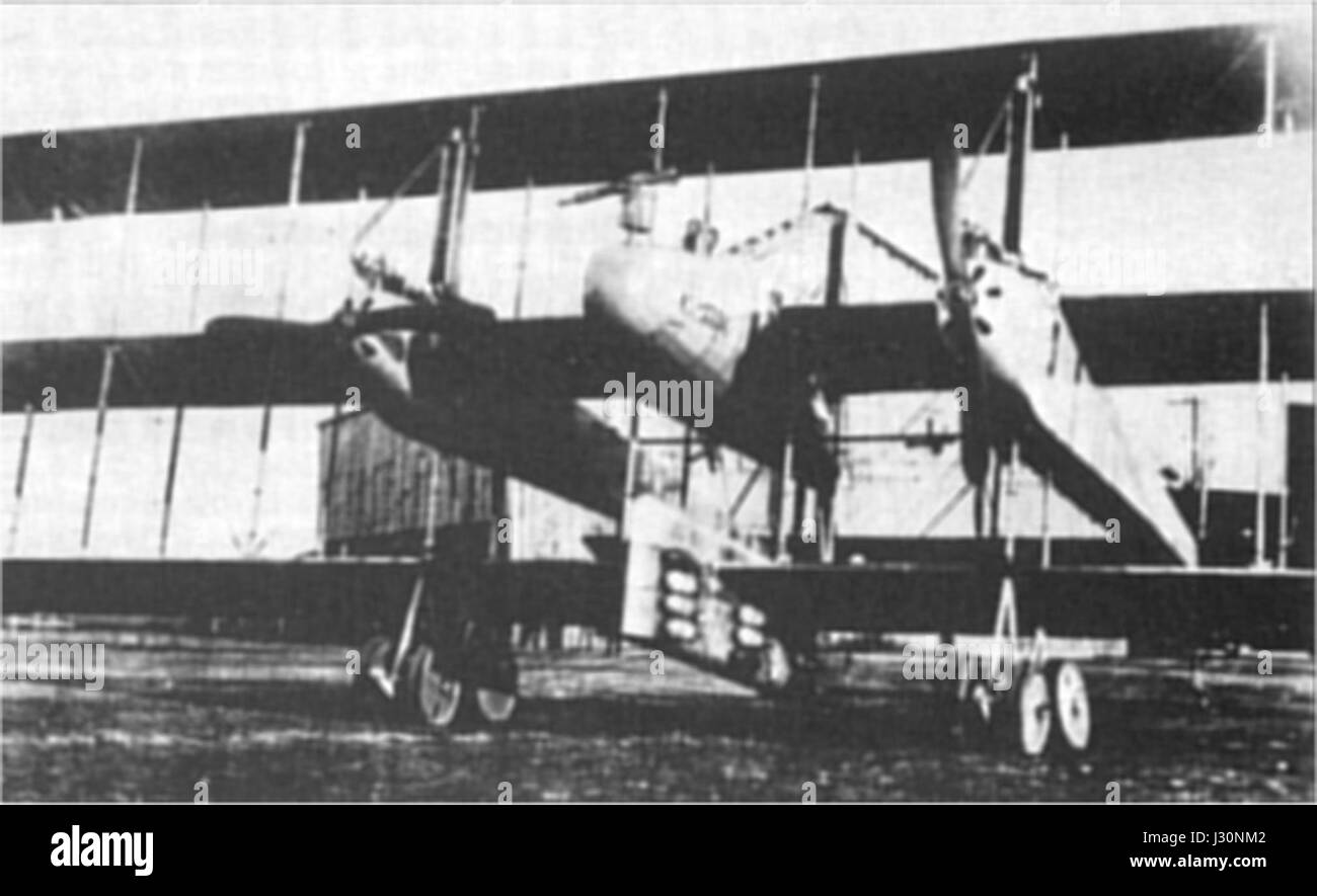Le Caproni CA.41 est un modèle d'avion du début du XXe siècle, conçu par la compagnie d'aviation italienne Caproni. Il est connu pour son rôle dans l'aviation militaire et ses contributions aux débuts de l'histoire de l'aviation. Banque D'Images