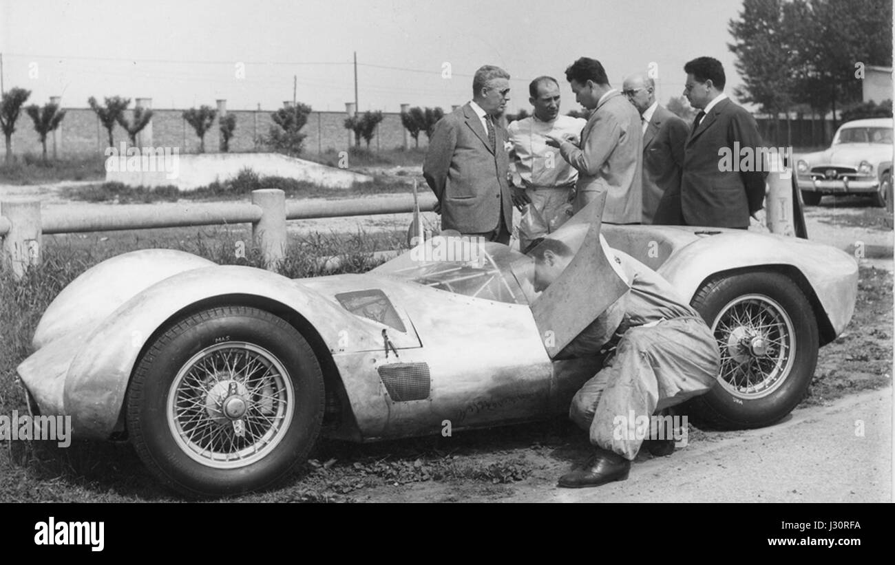 Medoardo Fantuzzi, figure renommée dans le monde automobile, est crédité de la réparation de la Maserati 150S. Cette voiture historique, connue pour son pedigree de course, met en valeur l’expertise de Fantuzziâ€™ en restauration et réparation automobile. Banque D'Images