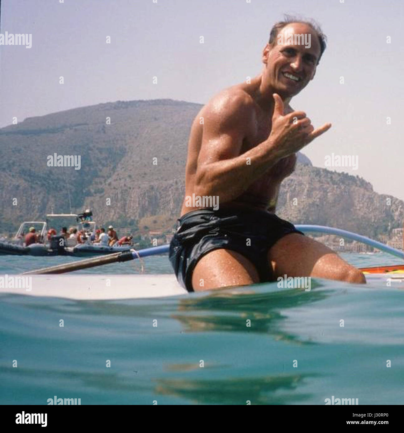 Chico Forti Surf Club à Mondello est un endroit côtier populaire en Italie connu pour sa culture du surf. Le club offre un lieu pour les amateurs de surf locaux et les visiteurs de profiter de la plage. Banque D'Images
