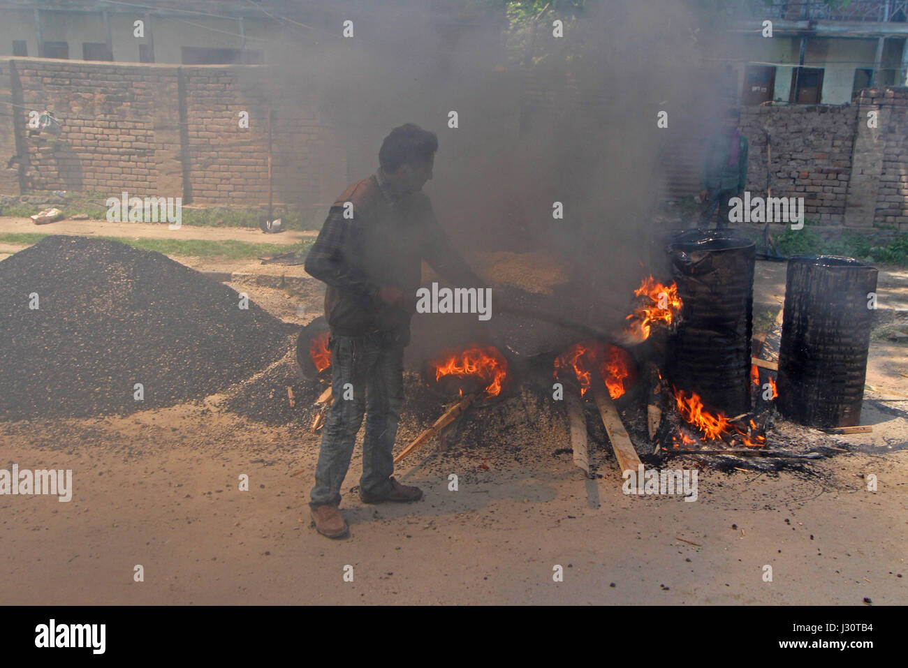 En tant que monde célèbre la Journée internationale du Travail, un des ouvriers musulmans du Cachemire au déchargement des marchandises et documents officiels du véhicule au secrétariat civil Srinagar. (Photo par : Umer Asif/Pacific Press) Banque D'Images