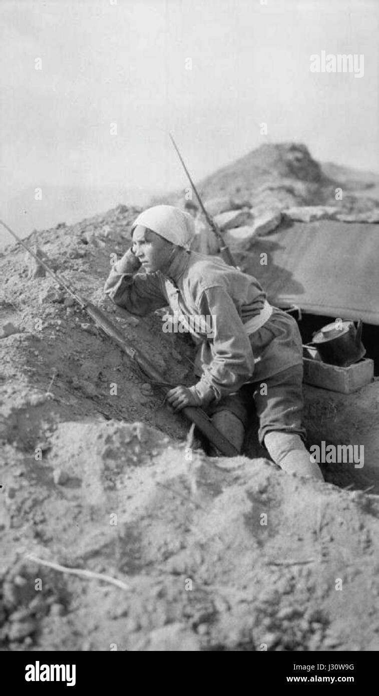 Cette photographie montre une fille arménienne dans une tranchée lors de l'intervention occidentale en Russie en 1918. Il met en lumière l'implication des civils, en particulier des femmes, dans le conflit de la première Guerre mondiale et les luttes auxquelles sont confrontées les populations dans les zones de guerre. Banque D'Images
