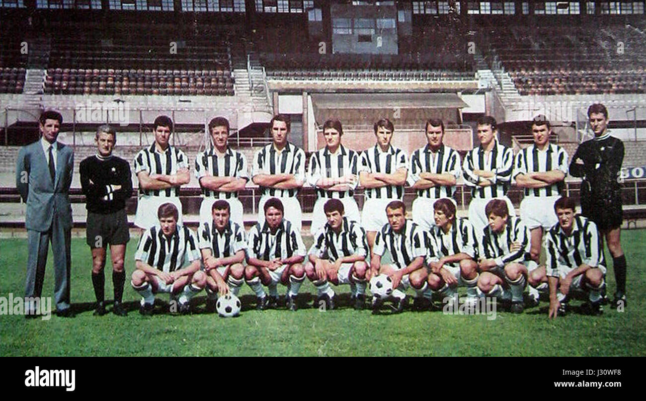 Cette photographie de la saison 1966-67 montre des joueurs du Juventus Football Club en action, représentant l'une des équipes de football les plus célèbres de Italyâ€ ™ pendant cette période. Banque D'Images
