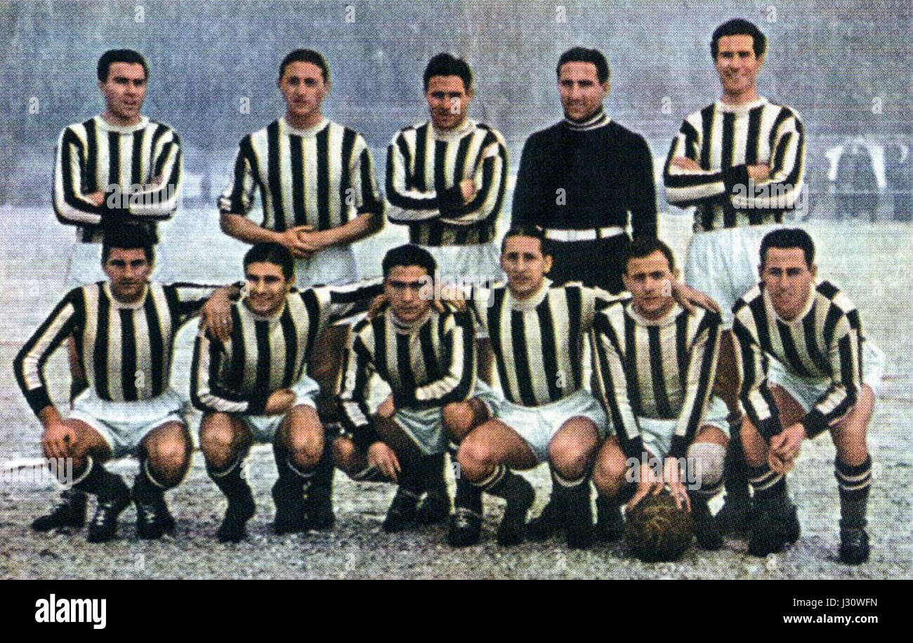 La saison 1940-1941 de la Juventus fait référence à la performance du club de football italien pendant cette période. La Juventus, l'une des équipes les plus prospères et historiques d'Italie, a continué à concourir à un niveau élevé, en mettant l'accent sur les performances de la ligue italienne. Banque D'Images