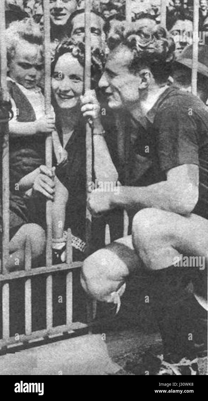 Cette photographie capture la légende du football italien Valentino Mazzola aux côtés d'Emilia Ranaldi et Sandro Mazzola. Valentino Mazzola était une figure clé du football italien, connu pour ses compétences exceptionnelles en jeu et son leadership. Banque D'Images