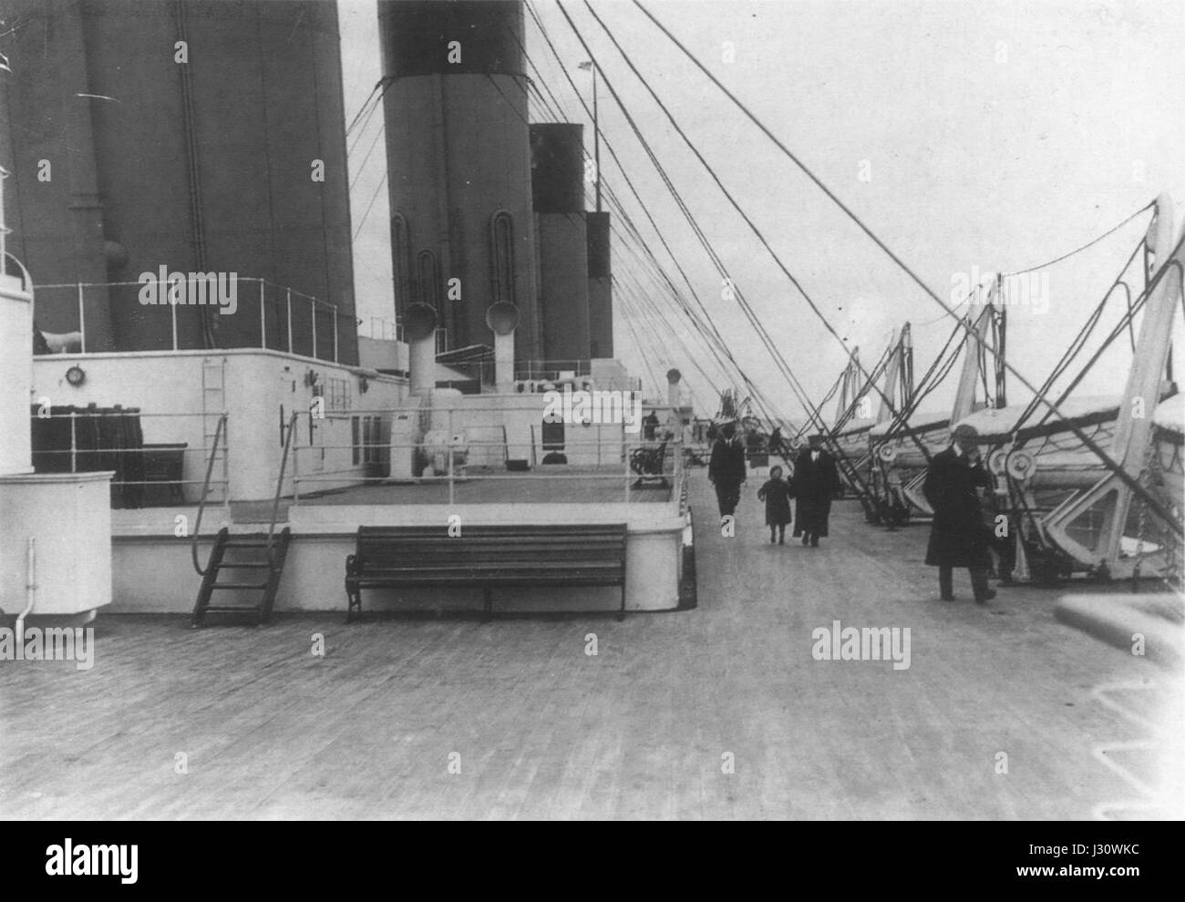Le Boat Deck of the Titanic fait référence au pont supérieur du malheureux RMS Titanic, où se trouvaient les canots de sauvetage pendant le voyage inaugural du navire. Cette zone revêt une importance historique dans le contexte de la catastrophe. Banque D'Images