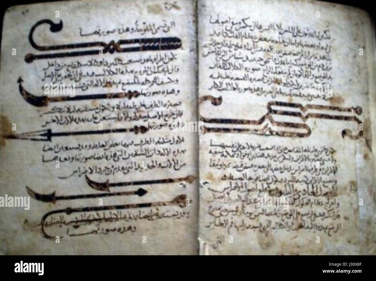 'Al-Maqalatun Salasun' d'Abulkasim Zakhravi est un manuscrit ou un ouvrage arabe historique, probablement un texte d'importance philosophique, scientifique ou médicale. Banque D'Images