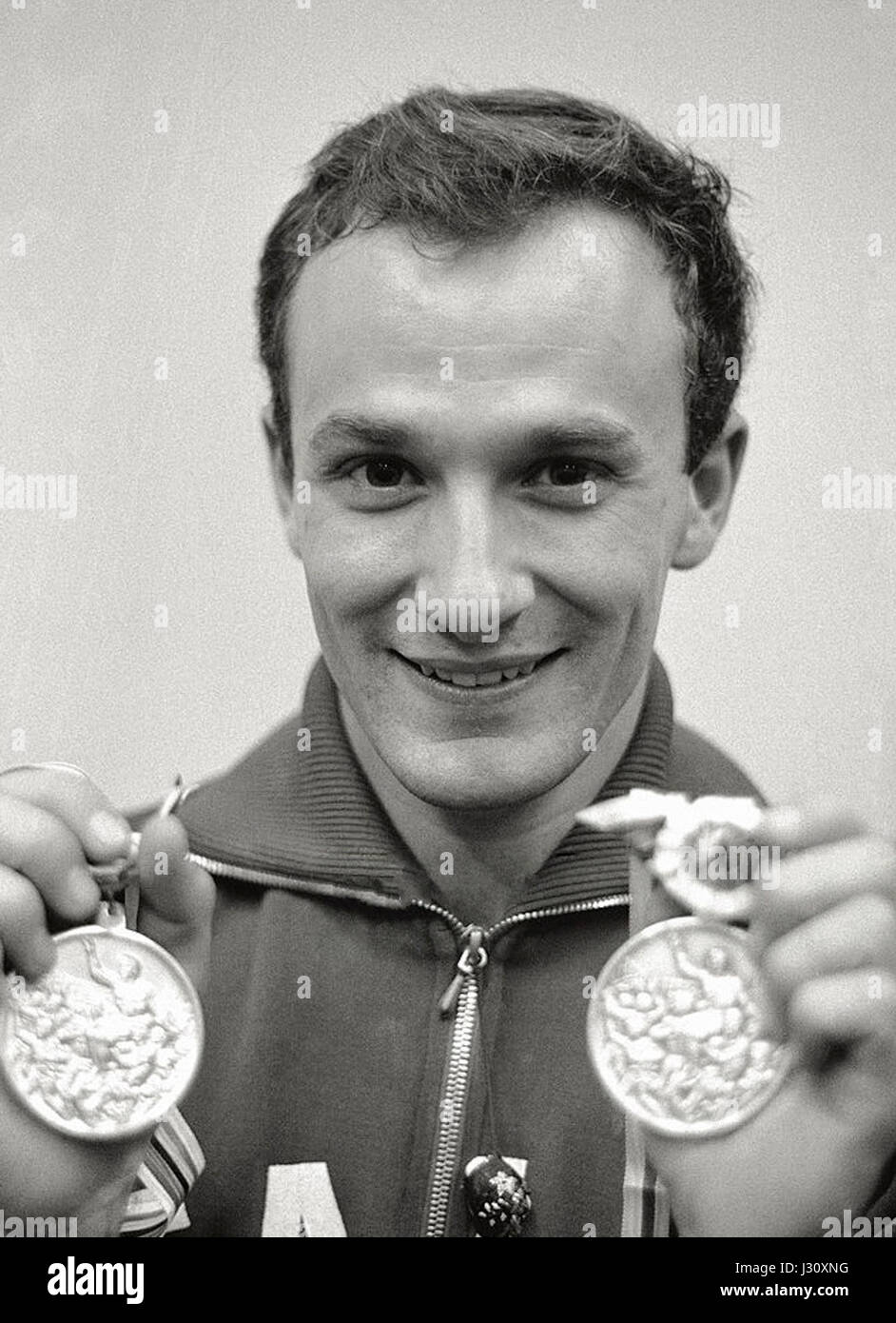 Franco Menichelli, un gymnaste italien renommé, est devenu célèbre pour ses performances aux Jeux olympiques d'été de 1964. Son habileté technique et sa grâce étaient évidentes dans ses routines médaillées. Banque D'Images
