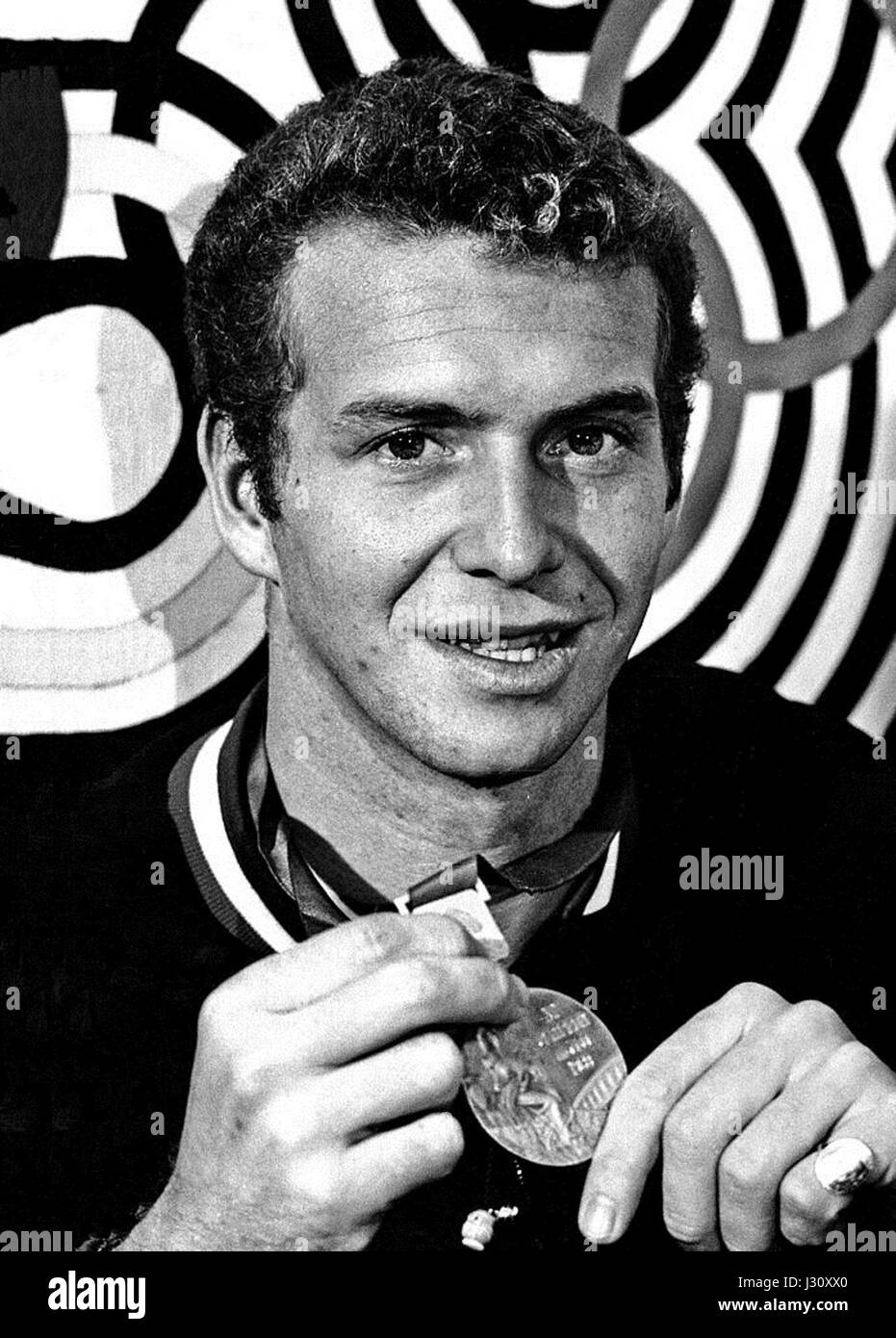 Klaus Dibiasi, un plongeur olympique italien, est capturé sur cette image de 1968, reflétant ses réalisations en plongée de compétition. Dibiasi est connu pour sa domination dans le sport, en particulier aux Jeux olympiques d'été de 1968 où il a remporté l'or. Banque D'Images