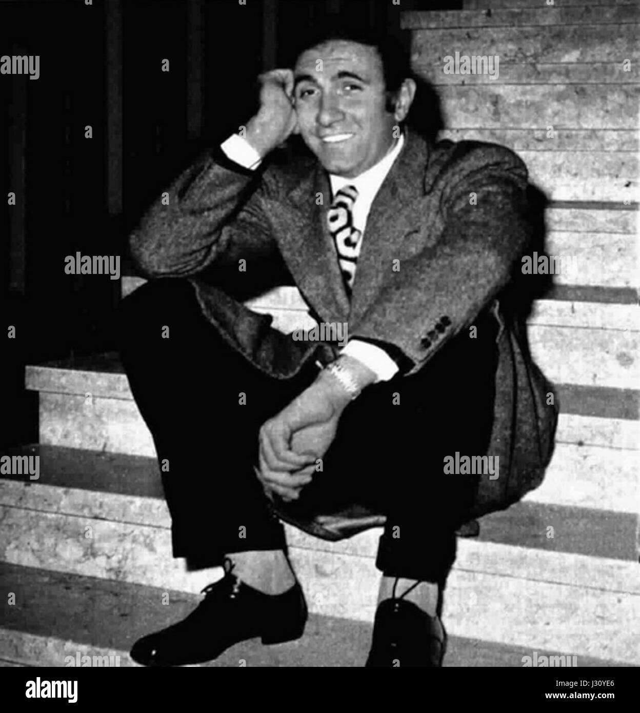 Pippo Baudo est un présentateur de télévision et acteur italien, connu pour sa longue carrière dans le divertissement italien, en particulier dans le domaine des spectacles de variétés et des concours de talents. Banque D'Images