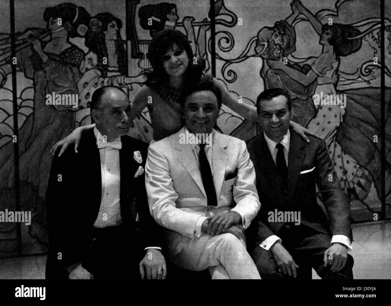 Cette image capture une performance mettant en vedette Milva, célèbre chanteuse et actrice italienne, aux côtés des acteurs Ernesto Calindri, Paolo Carlini et Franco Volpi. La photo reflète la scène théâtrale italienne dynamique, mettant en valeur ces artistes au cours de leur carrière. Banque D'Images