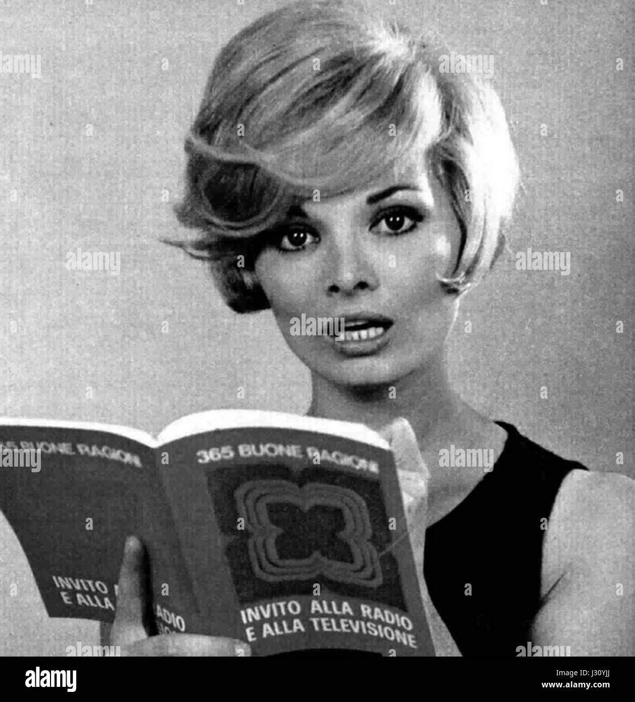 Scilla Gabel est une actrice allemande connue pour son travail dans le cinéma et la télévision au milieu du XXe siècle. Elle est une figure éminente du cinéma européen, apparaissant dans de nombreux rôles tout au long des années 1950 et 1960 Banque D'Images