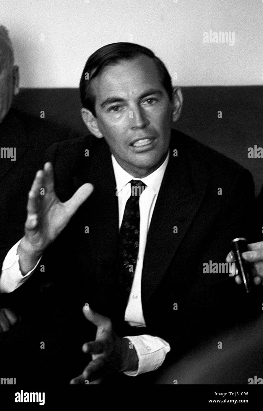 Christiaan Barnard était un chirurgien cardiaque sud-africain qui a effectué la première transplantation cardiaque réussie au monde en 1967. Ses travaux révolutionnaires ont révolutionné la chirurgie cardiaque et ouvert la voie à de futures avancées médicales dans le domaine des greffes d’organes. Banque D'Images