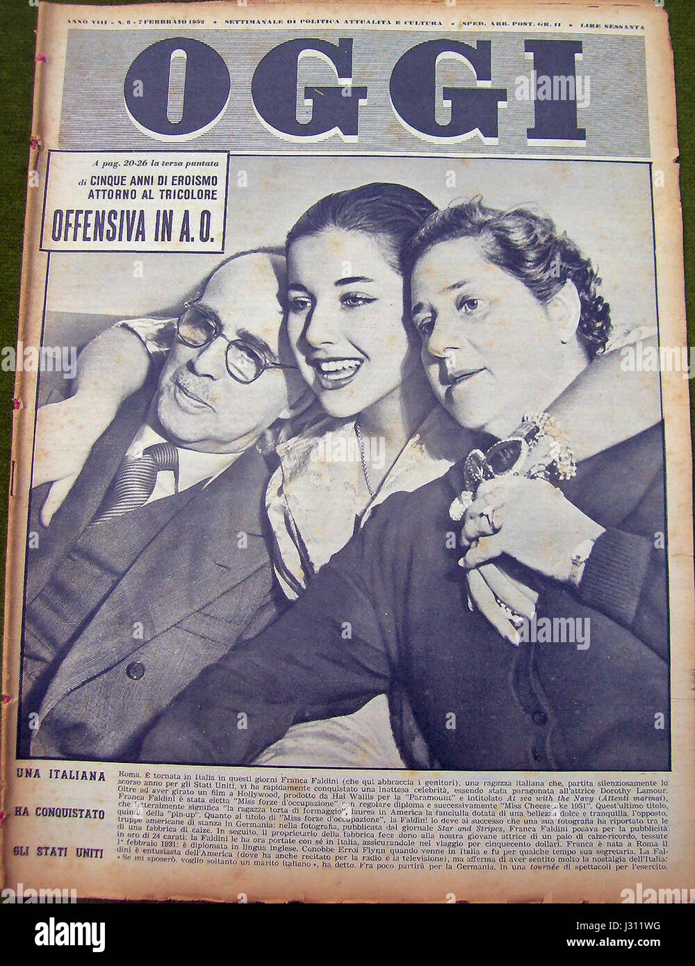 'Copertina oggi' fait référence à une couverture de magazine italien contemporain. Ce design moderne reflète souvent les tendances actuelles de la culture, de la mode et de la société italiennes, capturant l'essence de l'Italie moderne. Banque D'Images