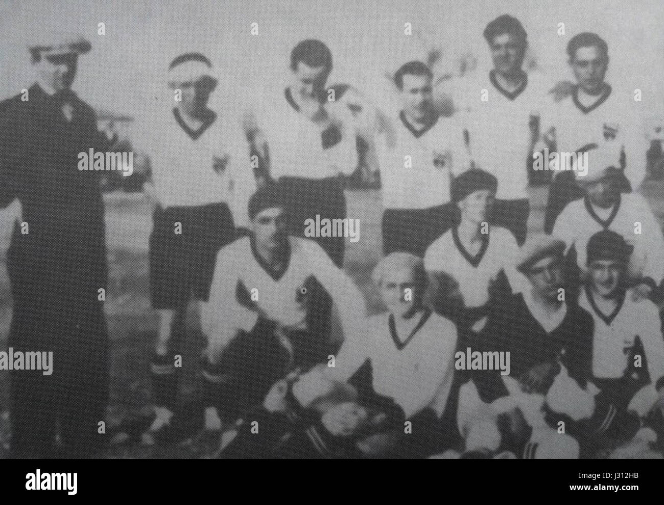 Ce titre fait référence au club de football Avezzano Calcio dans la saison 1932-33, soulignant une période historique dans l'histoire du club. Le club était impliqué dans le football italien à cette époque. Banque D'Images