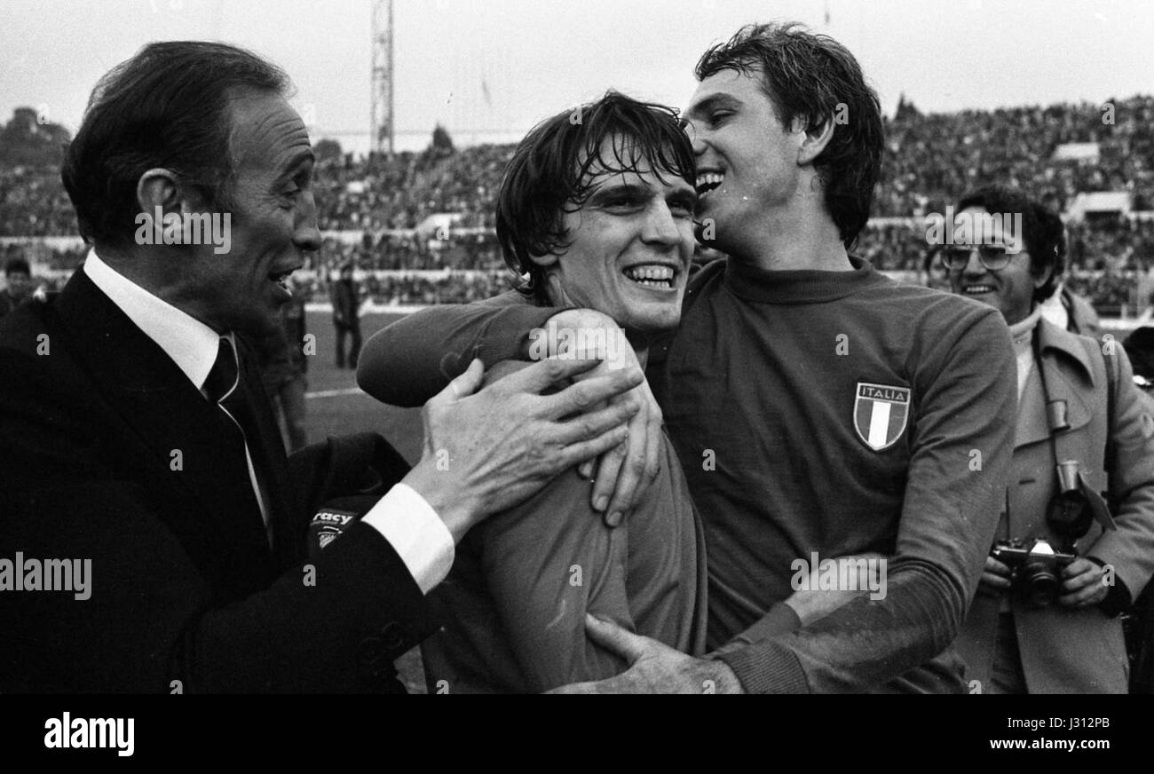 Le titre fait référence à l'équipe nationale italienne de football de la saison 1976, en se concentrant particulièrement sur des joueurs clés tels que Bearzot, Tardelli et Bettega, qui ont contribué au succès de l'Italie dans le football international pendant cette période. Banque D'Images